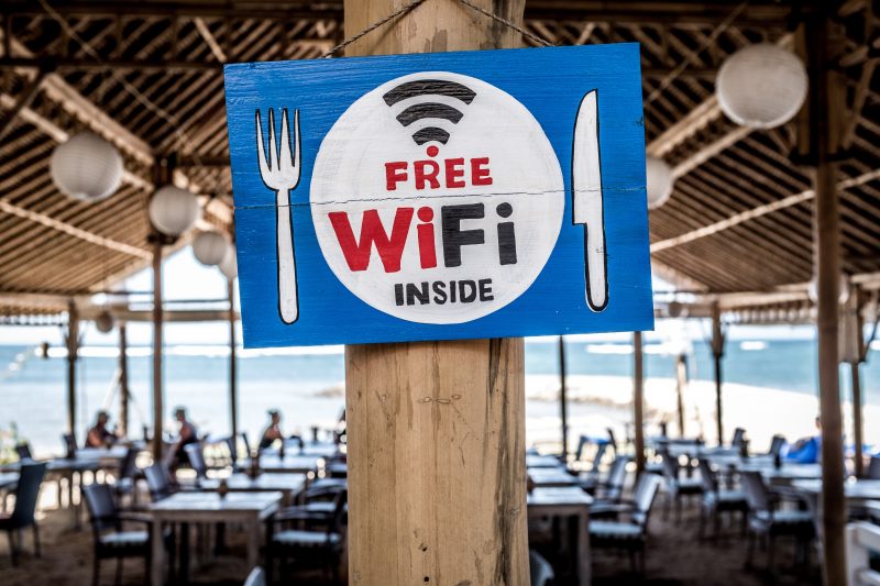 Jak bezpiecznie używać darmowego Wi-Fi w podróży?