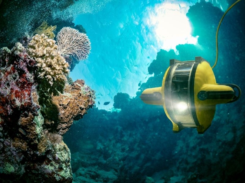 Amerykańscy naukowcy sprawdzają podwodne roboty, które mogą dokować w połowie misji, aby ładować baterie i przesyłać dane.